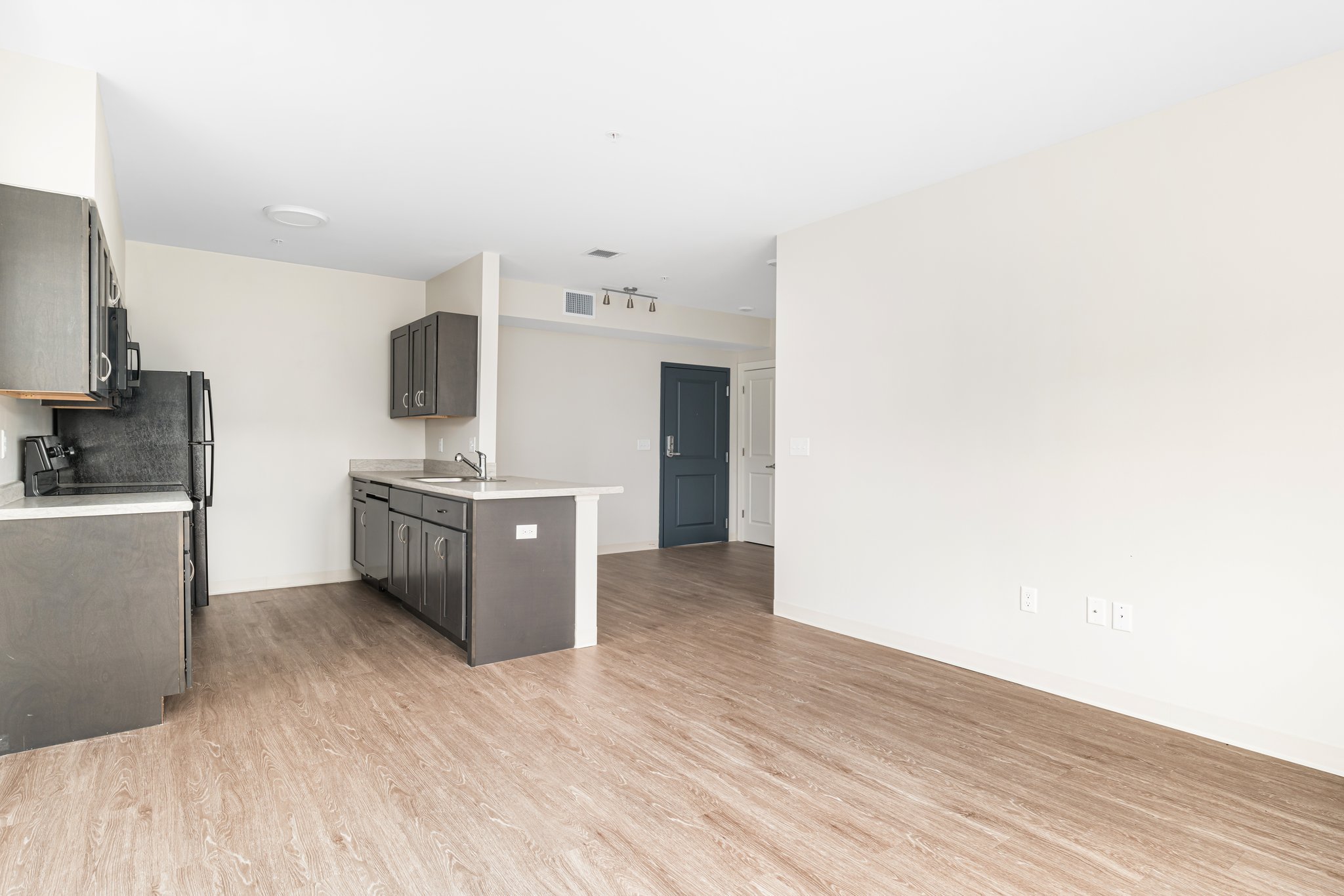 4 web or mls 1470 s county trl